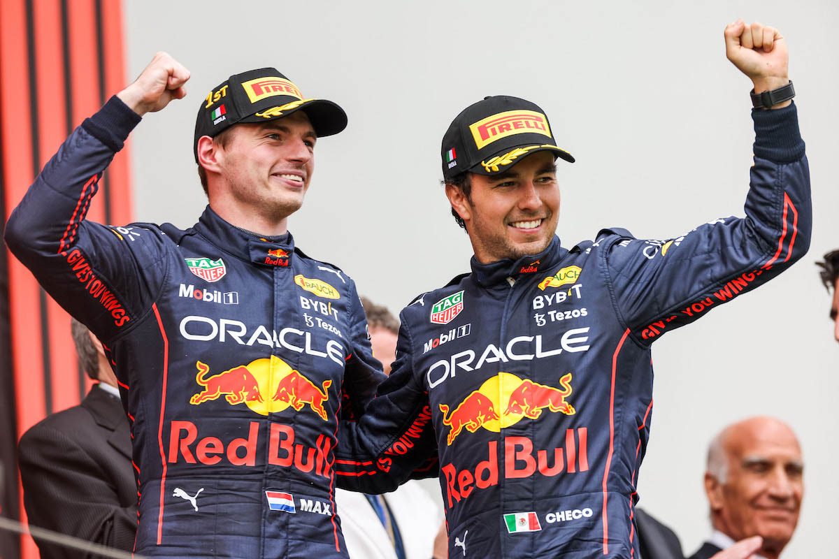 Celebración del podio con Max Verstappen y Sergio Pérez en el GP de Emilia Romaña de F1 en Imola (FOTO: Peter Fox/Red Bull Content Pool)