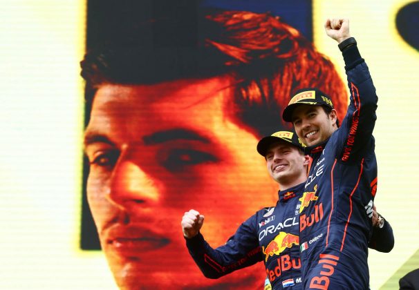 Celebración del podio con Max Verstappen y Sergio Pérez en el GP de Emilia Romaña de F1 en Imola (FOTO: Mark Thompson/Red Bull Content Pool)