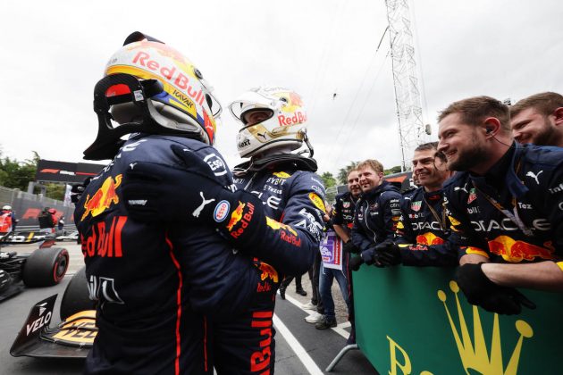 Celebración de Max Verstappen y Sergio Pérez con su equipo Red Bull en el GP de Emilia Romaña de F1 en Imola (FOTO: Mark Thompson/Red Bull Content Pool)