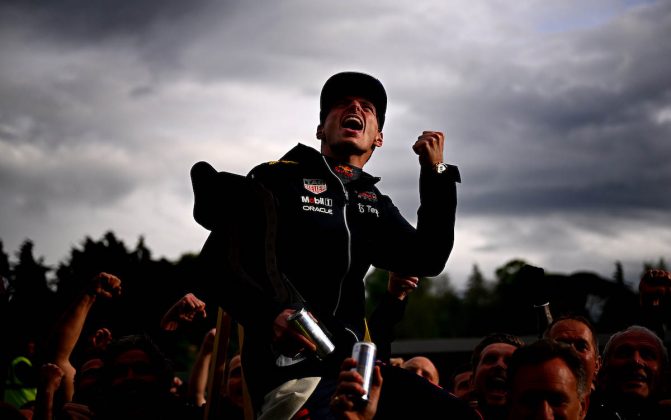 Celebración de Max Verstappen con su equipo Red Bull en el GP de Emilia Romaña de F1 en Imola (FOTO: Clive Mason/Red Bull Content Pool)