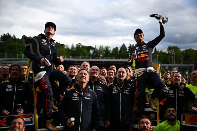 Celebración de Max Verstappen y Sergio Pérez con su equipo Red Bull en el GP de Emilia Romaña de F1 en Imola (FOTO: Clive Mason/Red Bull Content Pool)