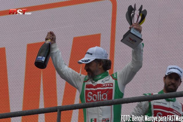 Roberto González (No. 38 de JOTA Sport) en el podio de las de las "6H de Spa", segunda fecha del WEC 2022, clase LMP2 (FOTO: Benoit Maroye para FASTMag)