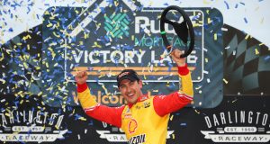 Logano, con controversia, gana en Darlington; Suárez, décimo (FOTO: James Gilbert/NASCAR Media)