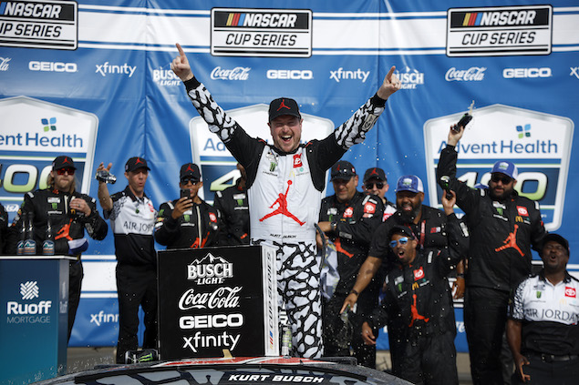 Kurt Busch gana en Kansas; primer triunfo con 23XI Racing (FOTO: Chris Graythen/NASCAR)