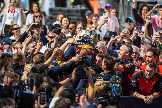 Max Verstappen celebrando con su equipo Red Bull Racing tras ganar el Gran Premio de Canadá de F1 2022 (FOTO: Arturo Vega para FASTMag)