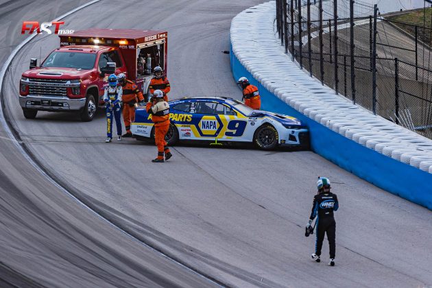 El auto de Chase Elliott (No. 9 Hendrick Motorsports) tras sufrir un accidente durante la Carrera de las Estrellas de NASCAR Cup 2022 en Texas Motor Speedway (FOTO: Arturo Vega para FASTMag)