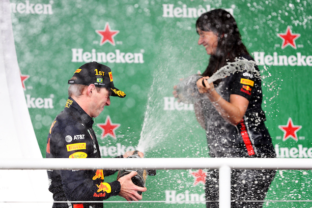 Max Verstappen con Schmitz en el podio de Brasil 2019 (FOTO: Mark Thompson/Red Bull Racing)