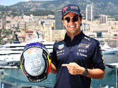 Sergio "Checo" Pérez con el casco especial que usará en el GP de Mónaco 2022 (FOTO: Mark Thompson/Red Bull Racing)