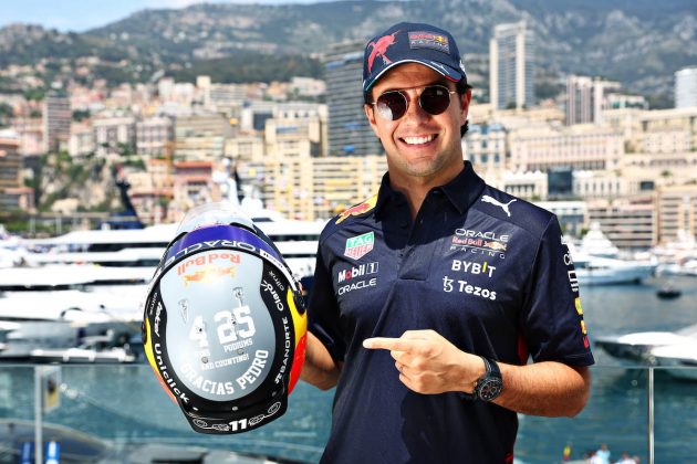 Sergio "Checo" Pérez con el casco especial que usará en el GP de Mónaco 2022 (FOTO: Mark Thompson/Red Bull Racing)
