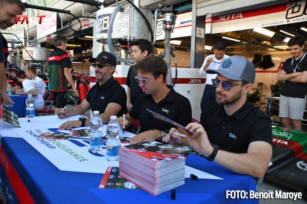 Roberto González, Antonio Félix da Costa y Will Stevens, del JOTA No. 38 de LMP2, en la firma de autógrafos previa a las "6H de Monza" del WEC 2022.