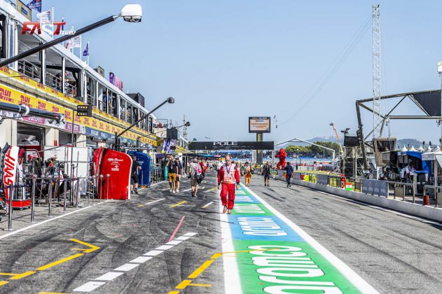 Line of pits at the Paul Ricard circuit before qualifying for the 2022 F1 French GP (PHOTO: Danielle Benedetti for FASTMag)