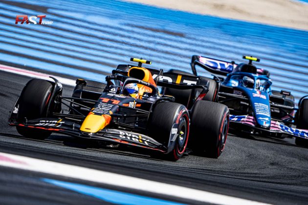 Sergio Pérez (Red Bull Racing) perseguido por Esteban Ocon (Alpine F1 Team) durante la primera práctica del GP de Francia 2022 de F1 (FOTO: Piergiorgio Facchinetti para FASTMag)