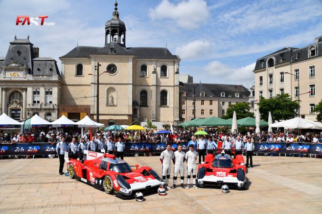 Los Glickenhaus 007 LMH No. 708 y 709 (Hiperautos) de Glickenhaus Racing en el escrutinio de las “24 Horas de Le Mans” de 2022 (FOTO: Benoit Maroye para FASTMag)