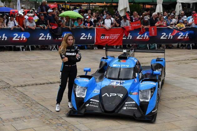 Sophia Floersch (ORECA No. 47 LMP2 de Algarve Pro Racing) en el escrutinio de las “24 Horas de Le Mans” de 2022 (FOTO: Benoit Maroye para FASTMag)