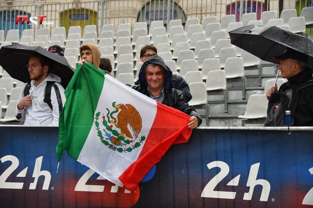 Aficionado mexicano en el escrutinio de las “24 Horas de Le Mans” de 2022 (FOTO: Benoit Maroye para FASTMag)