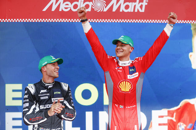 Los hermanos Van der Linde en el podio de Nürburgring (FOTO: Hoch Zwei/DTM)