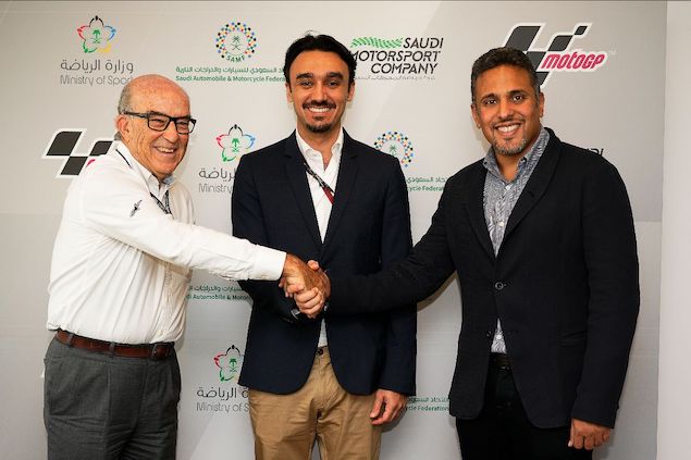 I-D: Carmelo Ezpeleta (Dorna); el Príncipe Abdulaziz bin Turki Al-Faisal, Ministro de Deporte, y el Prince Khalid Bin Sultan Al Abdullah Al-Faisal, de la Federación Local (FOTO: Dorna)