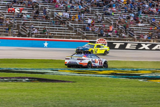 Denny Hamlin (Joe Gibbs Racing) sufre un trompo en el Autotrader EchoPark Automotive 500, Fecha 4 de los playoffs de NASCAR Cup 2022 en Texas Motor Speedway (FOTO: Arturo Vega para FASTMag)