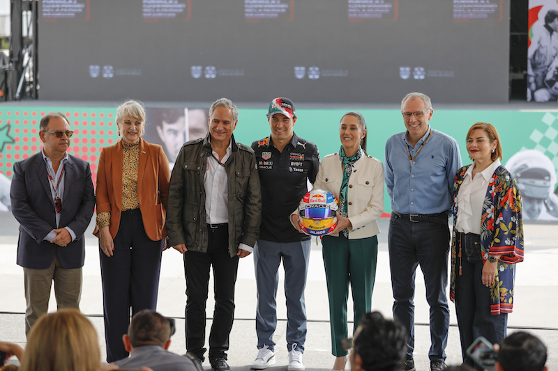 Claudia Sheinbaum, Sergio Pérez, Stefano Domenicali, promotores del GPMX y miembros del gobierno local (FOTO: Mexico GP)