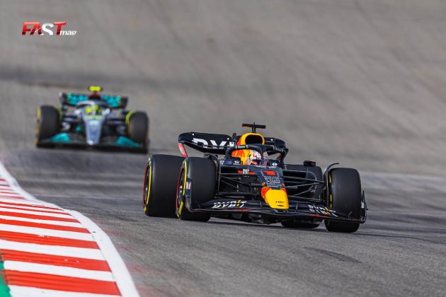 Max Verstappen (Red Bull) lidera sobre Lewis Hamilton (Mercedes) durante el GP de Estados Unidos F1 2022 (FOTO: Arturo Vega para FASTMag)