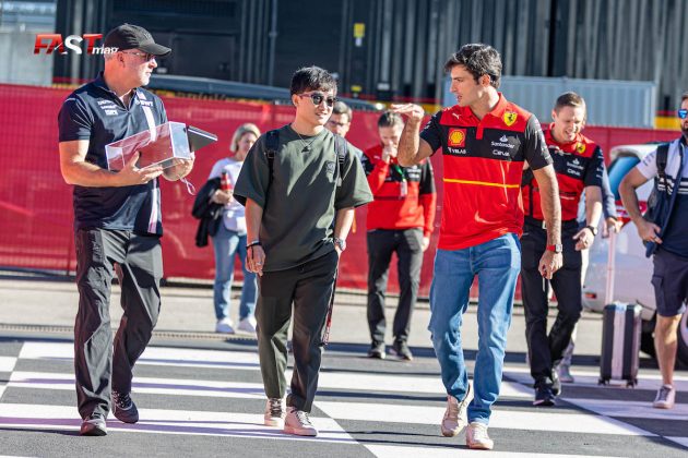 Yuki Tsunoda (AlphaTauri) y Carlos Sainz II (Ferrari) en el Día de Medios del GP de Estados Unidos 2022 de F1 (FOTO: Arturo Vega para FASTMag)