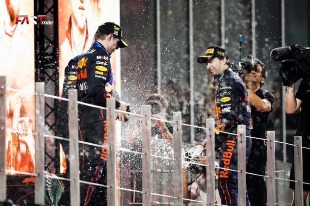 Max Verstappen y Sergio Pérez (Red Bull Racing) en el podio del GP de Abu Dabi 2022 de F1 (FOTO: Arturo Perea para FASTMag)