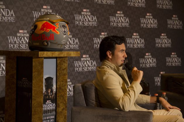 Checo Pérez con el casco que utilizará en el GP de Brasil de F1 (FOTO: ESPN Media)