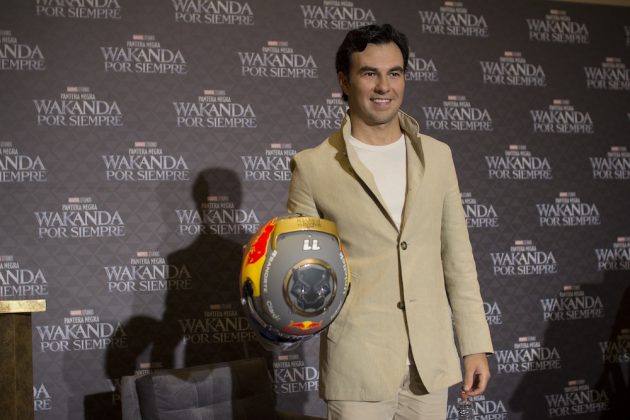Checo Pérez con el casco que utilizará en el GP de Brasil de F1 (FOTO: ESPN Media)