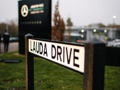 Mercedes-AMG rinde tributo a Lauda con una calle en Brackley (Foto: Mercedes-AMG F1)