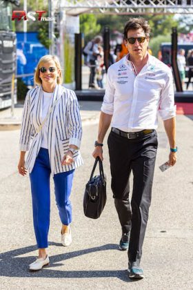 Susie y Toto Wolff (Mercedes AMG F1) con su preparadora física Angela Cullen en el inicio de actividades de domingo en el GP de Francia F1 2022 (FOTO: Daniele Benedetti para FASTMag)