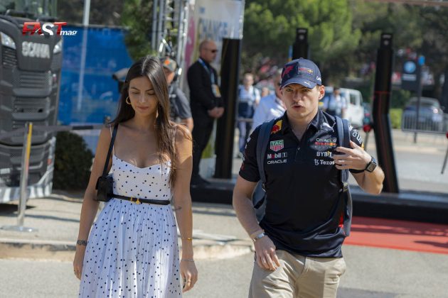Kelly Piquet y Max Verstappen (Red Bull Racing) en el inicio de actividades de domingo en el GP de Francia F1 2022 (FOTO: Piergiorgio Facchinetti para FASTMag)