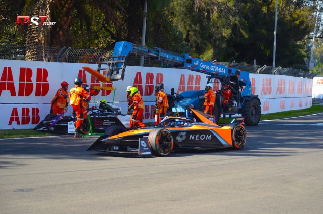 Rene Rast (NEOM McLaren) pasa al lado del auto de Sam Bird (Jaguar TCS Racing) tras abandonar el ePrix de Ciudad de México 2023 de Fórmula E (FOTO: CaJal para FASTMag)