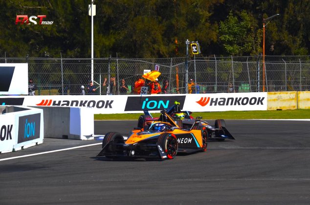 Rene Rast (NEOM McLaren) y Oliver Rowland (Mahindra Racing) en el ePrix de Ciudad de México 2023 de Fórmula E (FOTO: CaJal para FASTMag)