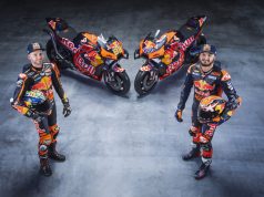 Brad Binder y Jack Miller con la RC16 de Red Bull KTM MotoGP (Foto: Philip Platzer/KTM/Red Bull Content Pool)