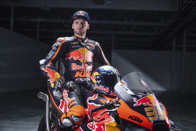Brad Binder con la RC16 de Red Bull KTM MotoGP (Foto: Philip Platzer/KTM/Red Bull Content Pool)