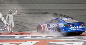 Busch toma revancha y gana en Fontana; Suárez llega en 4º lugar (FOTO: Meg Oliphant/NASCAR)