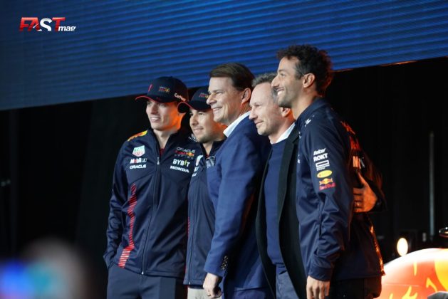 Izq-Der: Max Verstappen, Sergio Pérez, Jim Farley (jefe de Ford), Christian Horner y Daniel Ricciardo (FOTO: Arturo Perea)