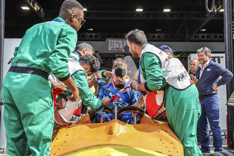 equipo médico de rescate cubre el auto con lonas no conductoras antes de iniciar la operación (FOTO: Formula E)