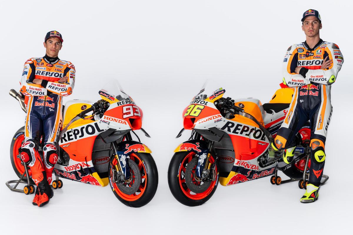 Marc Marquez y Joan Mir con las versiones 2023 de las motos RC213V de Repsol Honda Team de MotoGP (FOTO: HRC)