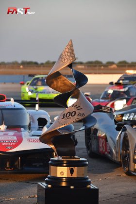 El trofeo de ganador de las "24 Horas de Le Mans", en exhibición durante las "1000 Millas de Sebring" del WEC 2023 (FOTO: Benoit Maroye para FASTMag)