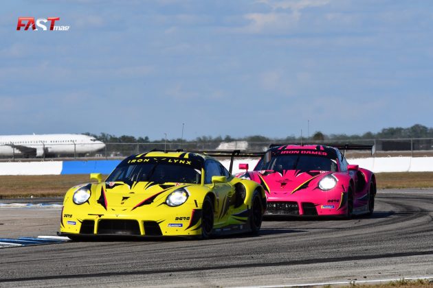 Los Porsche 911 RSR - 19 No. 60 y No. 85 de Iron Lynx y de Iron Dames (GTE Am) en las "1000 Millas de Sebring" del WEC 2023 (FOTO: Benoit Maroye para FASTMag)