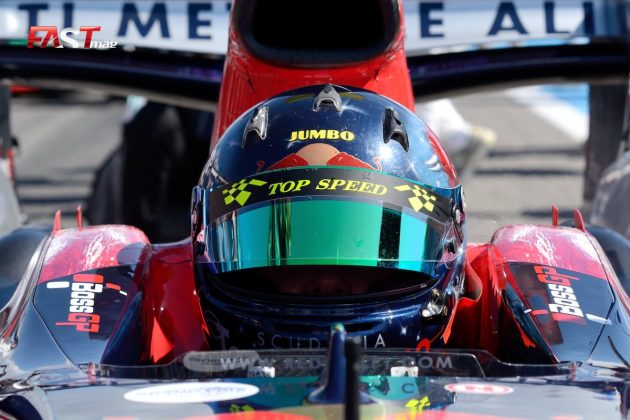 Ingo Gerstl en el Toro Rosso F1 - STR1 - Cosworth TJ, 3000cc V10 2006 durante el Gran Premio Histórico de Francia (FOTO: Yann Seite)