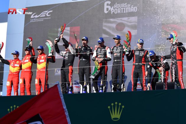 El podio de la clase Hiperautos de las "6 Horas de Portimão" del WEC 2023, que entregó al No. 8 de Toyota GAZOO Racing de Buemi-Hartley-Hirakawa como ganadores (FOTO: Benoit Maroye para FASTMag)