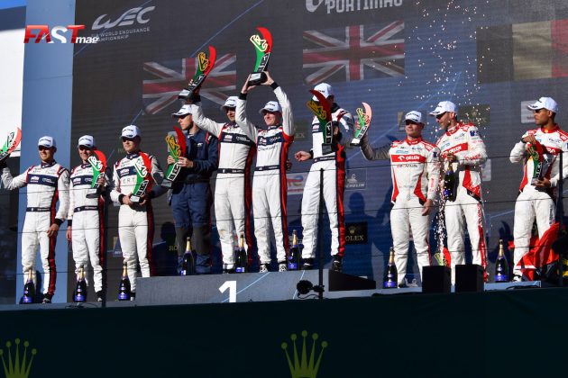 El podio de la clase LMP2 de las "6 Horas de Portimão" del WEC 2023, que entregó al No. 22 de United Autosports de Pierson-Van der Garde-Jarvis como ganadores (FOTO: Benoit Maroye para FASTMag)