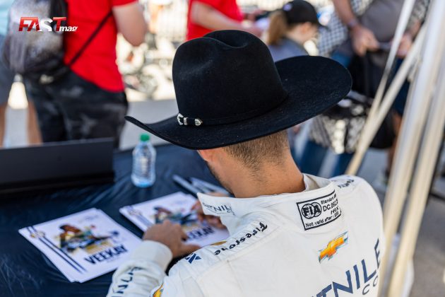 Rinus VeeKay (Ed Carpenter Racing) en la firma de autógrafos del PPG 375 de INDYCAR desde Texas Motor Speedway (FOTO: Arturo Vega para FASTMag)
