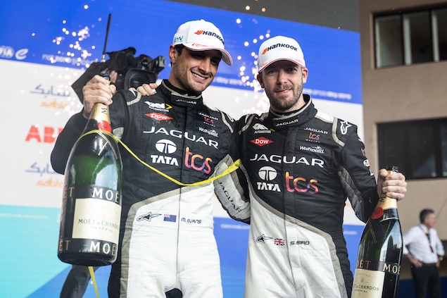 Fórmula E Berlín: Evans gana Carrera 1 en 1-2 de Jaguar (FOTO: Simon Galloway/ABB Formula E)