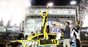 Bell, ganador sobre la tierra de Bristol (FOTO: NASCAR Media)