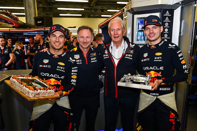 Marko, Pérez, Max Verstappen y Christian Horner en los festejos de cumpleaños del asesor deportivo de RBR en Azerbaiyán (FOTO: Dan Mullan/Red Bull Racing)