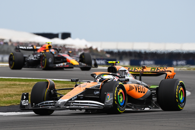 McLaren se luce en calificación en Silverstone (FOTO: Mark Sutton/Pirelli Motorsport)