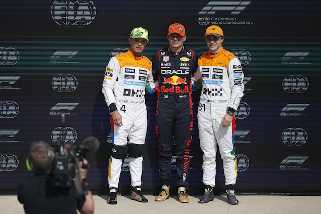 Norris y Piastri, en la foto de los tres mejores con Verstappen (FOTO: Zak Mauger/Pirelli Motorsport)